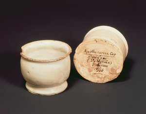 Apothecaries kelímky, Bow Lane, cca 1630 (hliněné nádobí)